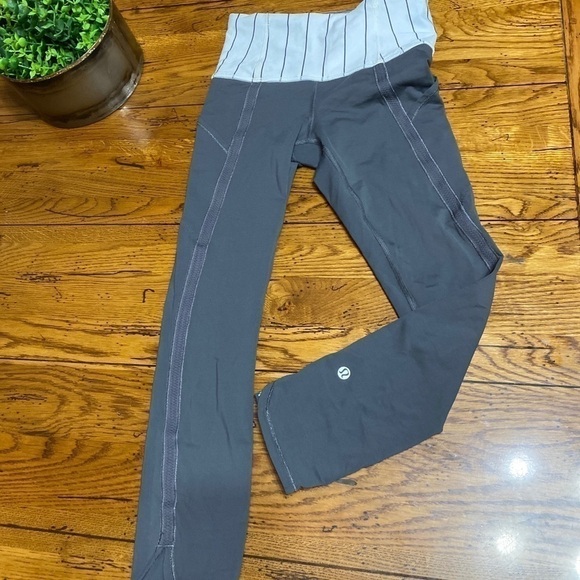 𝅺lululemon Women's Wunder Under Crop Luon, Size 2? No size tag present. Grey. - Picture 1 of 10
